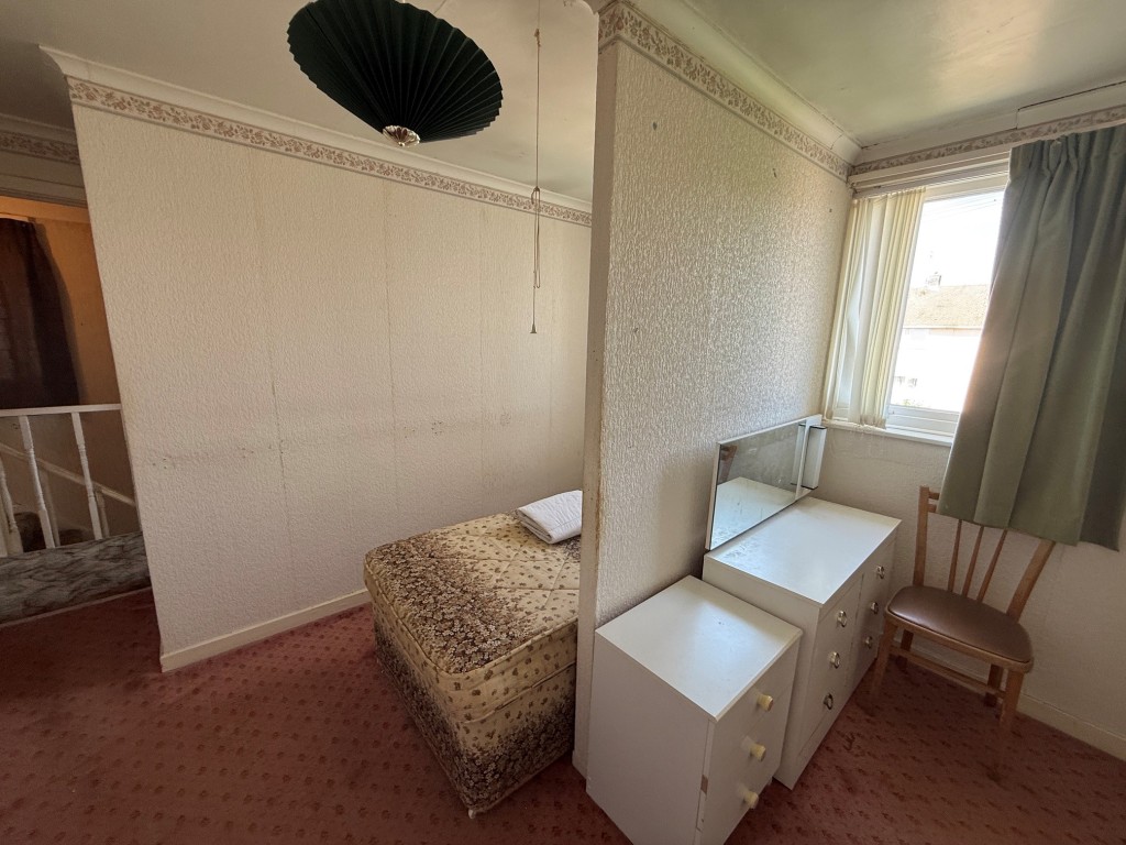 Lot: 84 - SEMI-DETACHED HOUSE FOR IMPROVEMENT - Bedroom one dressing area